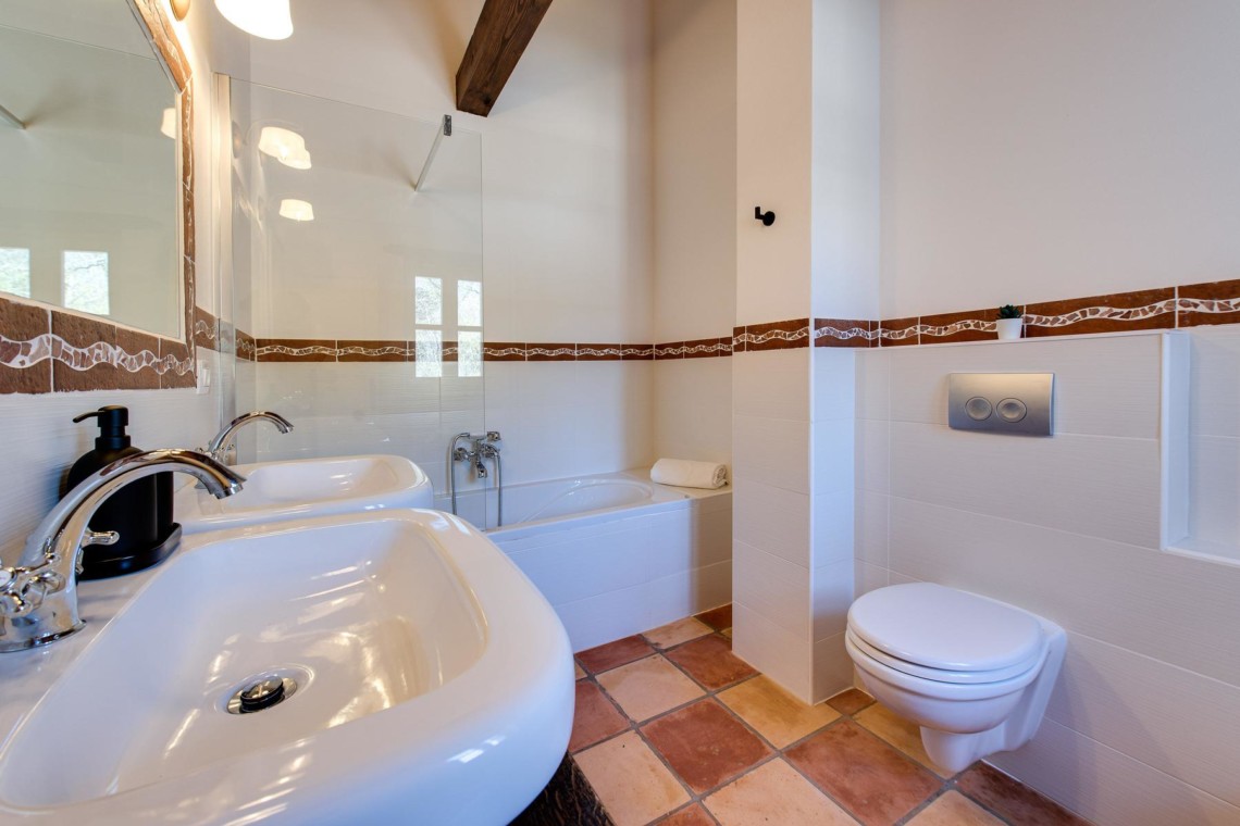 Gemütliches Badezimmer in Villa Avalon, Muntrij – ideal für Ihren Urlaub. Buchen Sie jetzt auf stayfritz.com!