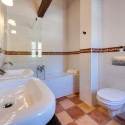 Gemütliches Badezimmer in Villa Avalon, Muntrij – ideal für Ihren Urlaub. Buchen Sie jetzt auf stayfritz.com!