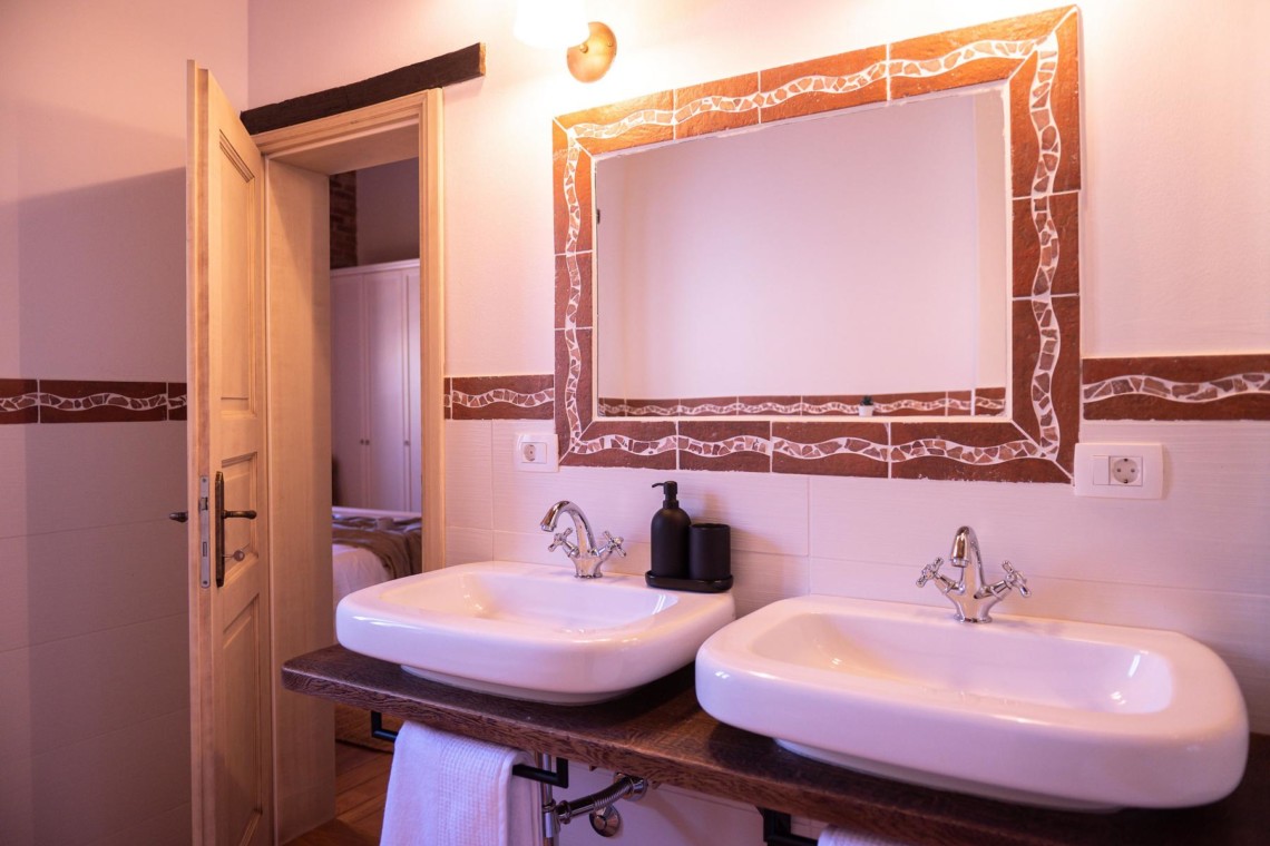 Gemütliches Badezimmer in Villa Avalon, ideal für Ihren Aufenthalt in Muntrij, buchen auf stayfritz.com.