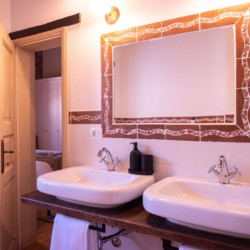 Gemütliches Badezimmer in Villa Avalon, ideal für Ihren Aufenthalt in Muntrij, buchen auf stayfritz.com.