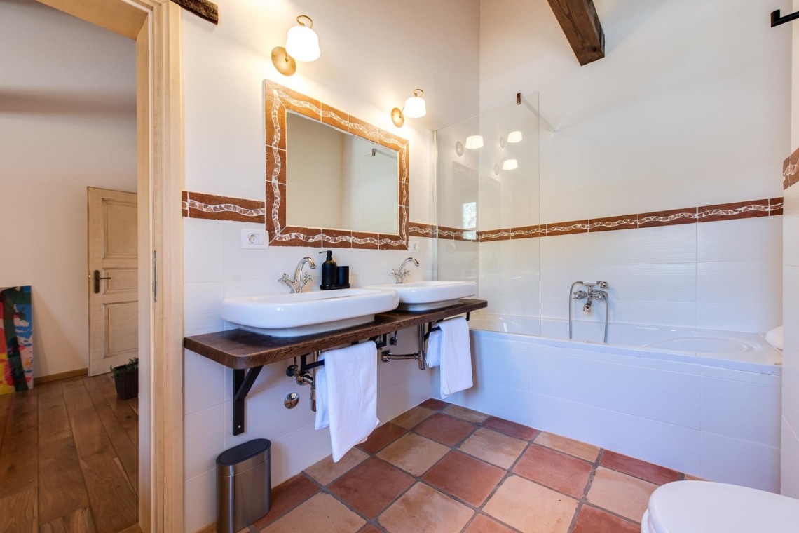 Elegantes Bad in Villa Avalon Muntrij - ideal für einen entspannten Urlaub. Buchen Sie auf stayfritz.com.