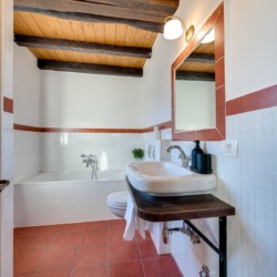 Charmantes Badezimmer in der Villa Avalon, Muntrij – traditionell & modern für Ihren Urlaub. Buchen Sie jetzt bei stayFritz.com!