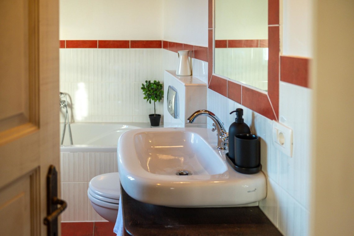 Gemütliches Badezimmer in Villa Avalon, Muntrij – ideal für einen entspannten Urlaub. Buchen Sie über stayFritz.com.