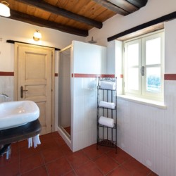 Gemütliches Badezimmer in Villa Avalon, Muntrij – ideal für einen entspannten Urlaub. Buchen auf stayfritz.com!