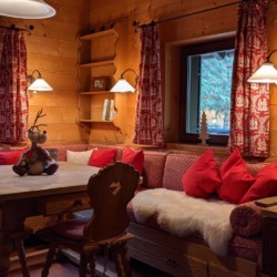 Gemütliche Chalet-Ferienwohnung in Geitau mit Holzinterieur, traditioneller Deko und einladender Atmosphäre.