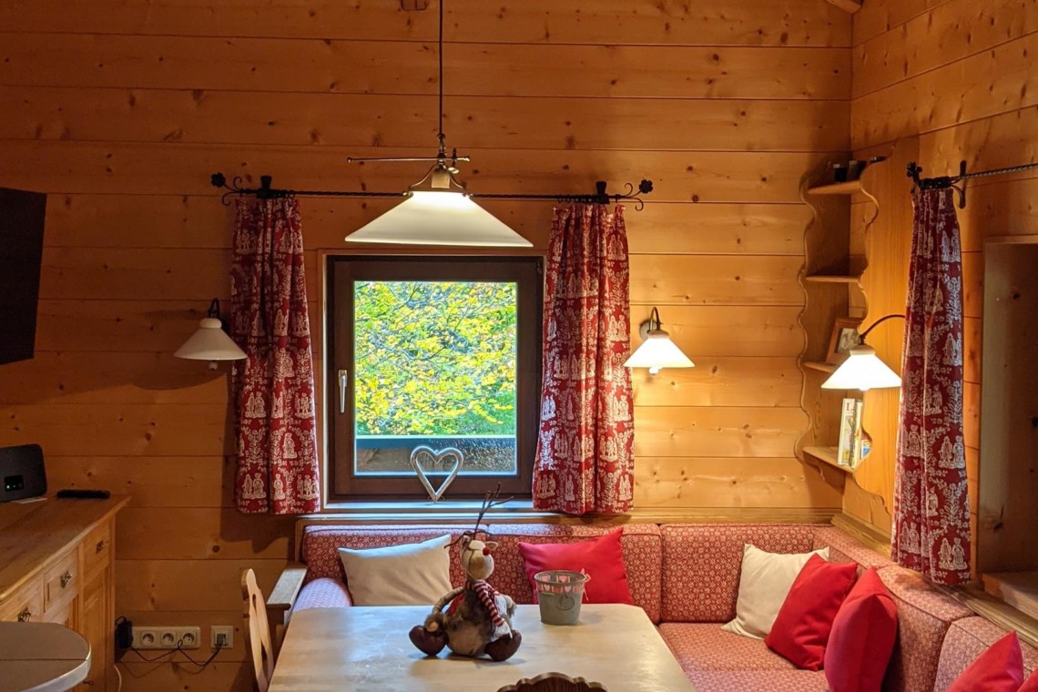 Gemütliche Ferienwohnung im Chalet-Stil in Geitau mit Holzeinrichtung und komfortablem Wohnbereich. Ideal für einen erholsamen Urlaub.