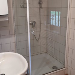 Helle, saubere Dusche im Chalet "Bergidylle" in Geitau – ideal für eine erholsame Auszeit.
