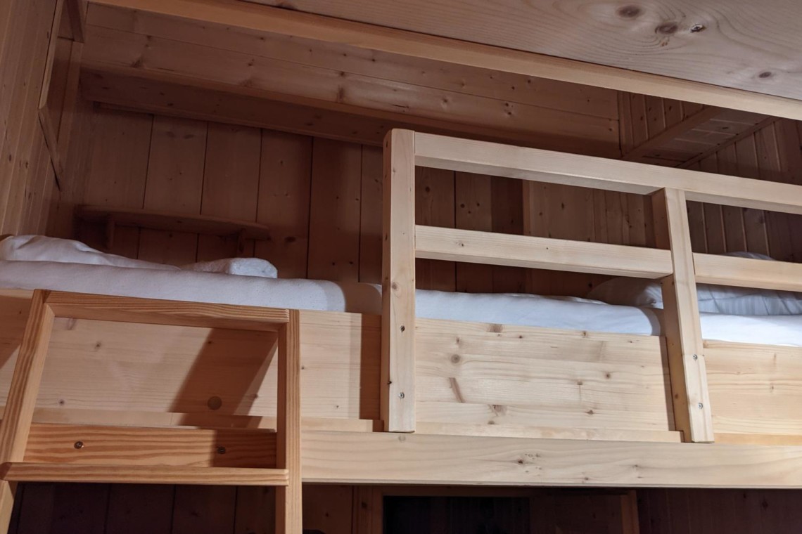 Gemütliches Etagenbett in Holzchalet Geitau – idealer Rückzugsort für Naturliebhaber.