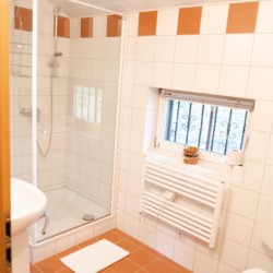 Helles & sauberes Bad im Chalet "Bergidylle" in Geitau – ideal für eine komfortable Auszeit!