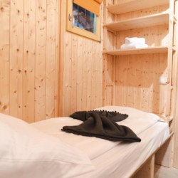 Gemütliche Ferienwohnung in Geitau mit Holzambiente und komfortablem Bett. Ideal für Erholung in den Bergen. #ChaletBergidylle