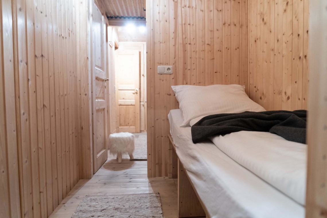 Gemütliche Chalet-Stil Ferienwohnung in Geitau mit Holzvertäfelung und heimeliger Atmosphäre. Ideal für Erholung.
