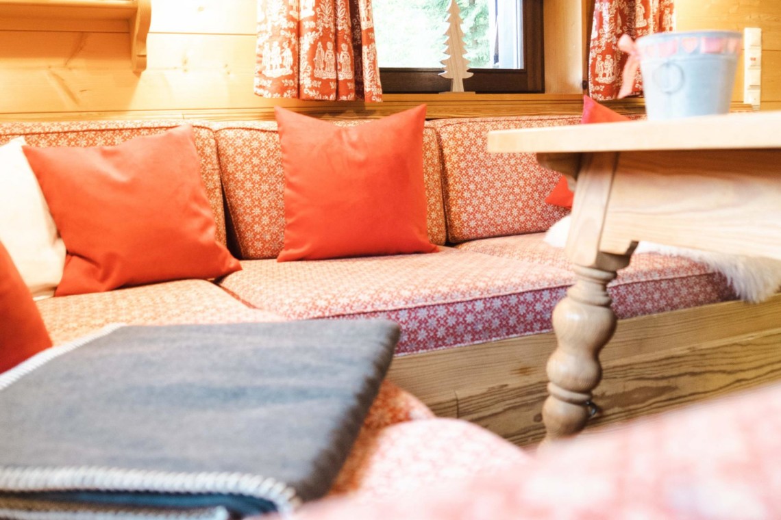 Gemütliches Chalet "Bergidylle" in Geitau mit Holzinterieur und einladender Sitzecke. Ideal für einen erholsamen Urlaub.