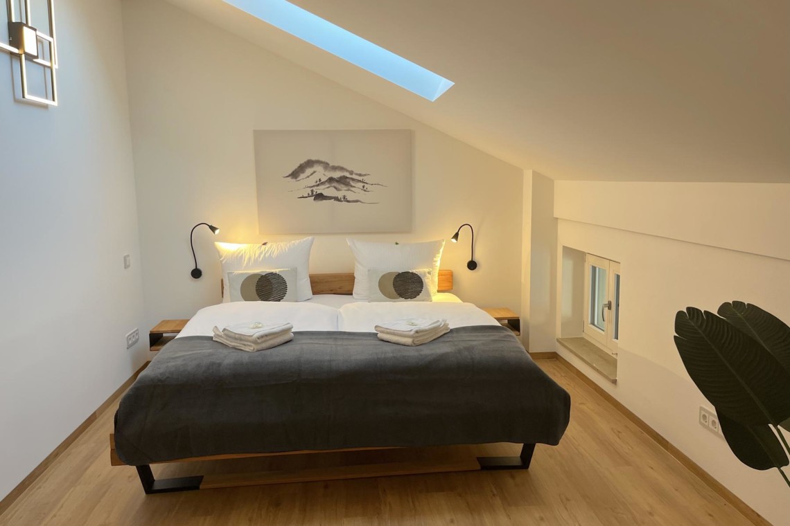 Helle Dachgeschosswohnung in Gmund, gemütliche Einrichtung, ideal für Urlaub am Tegernsee. #Ferienwohnung #stayFritz #GmundTegernsee