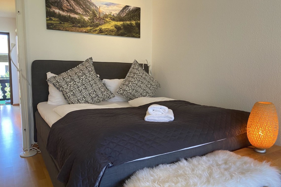 Gemütliches, stilvolles Zimmer in der Edle Alpine Suite, Rotach-Egern. Ideal für einen entspannten Urlaub.