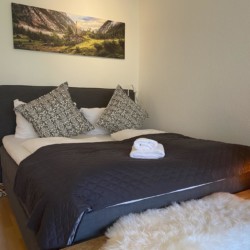 Gemütliches, stilvolles Zimmer in der Edle Alpine Suite, Rotach-Egern. Ideal für einen entspannten Urlaub.