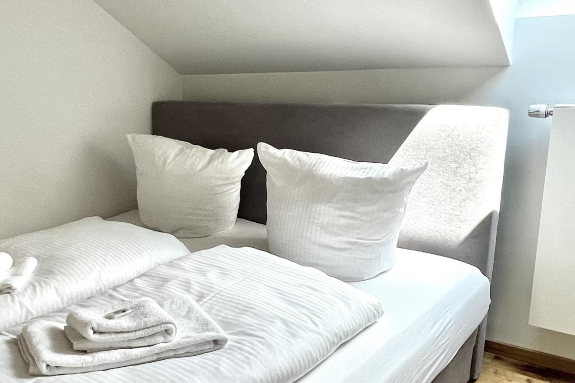 Helles, gemütliches Schlafzimmer in "Heuberg" Ferienwohnung in Bayrischzell. Ideal für die Erholung nach dem Wandern oder Skifahren.