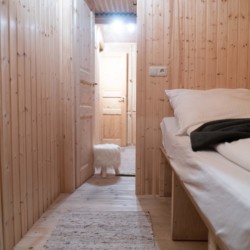 Gemütliches Schlafzimmer im Chalet-Stil in Geitau, ideal für eine erholsame Auszeit in der Natur. Buchen Sie auf stayfritz.com.