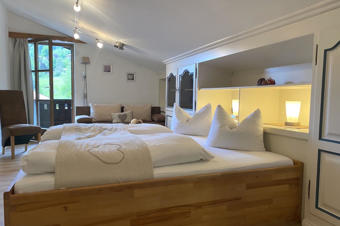 Gemütliches Schlafzimmer im "Das Maximilian Wellness" Apartment, Schliersee - ideal für erholsame Urlaubstage.