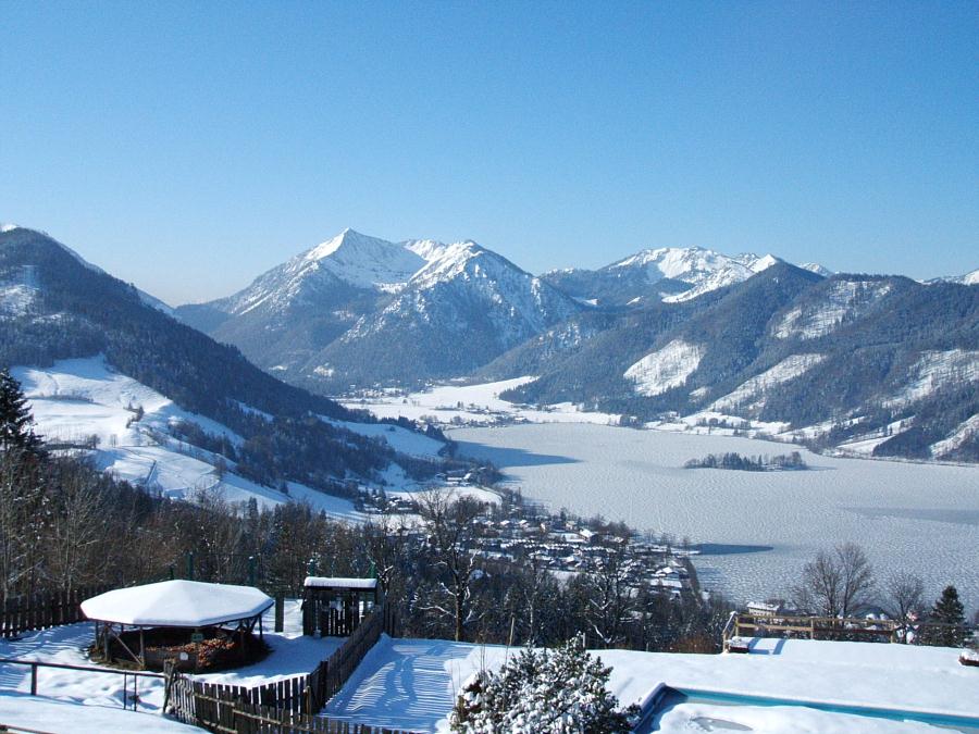 Atemberaubender Blick auf schneebedeckte Alpen & See in Schliersee-Neuhaus, perfekt für Ihre Auszeit.