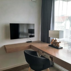 Gemütliches Zimmer in Schliersee mit modernem TV und stilvollem Interieur. Ideal für entspannte Auszeit mit Bergblick. #FerienwohnungBergzauber