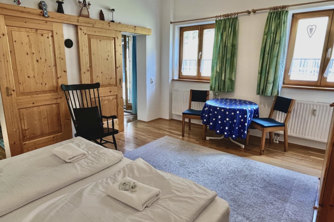 Gemütliches Zimmer im Landhausstil mit Holzmöbeln, ideal für den Aufenthalt in Schliersee.