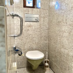 Sauberer, heller WC-Bereich in Schlierseer Ferienwohnung mit komfortabler Ausstattung.