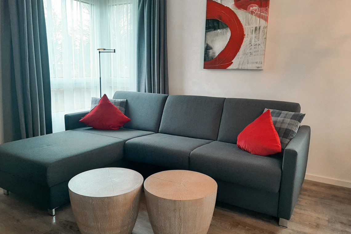 Moderne Ferienwohnung in Schliersee mit stilvollem Sofa und gemütlichem Ambiente, ideal für den Bergurlaub.