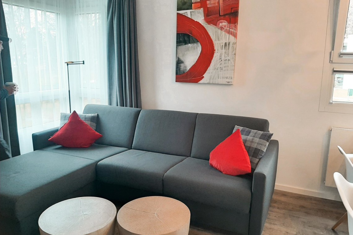Gemütliches Wohnzimmer in Ferienwohnung Bergzauber in Schliersee mit modernem Sofa und stilvoller Deko.