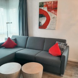 Gemütliches Wohnzimmer in Ferienwohnung Bergzauber in Schliersee mit modernem Sofa und stilvoller Deko.