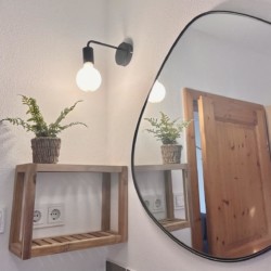 Gemütliches Interieur mit Holzelementen, moderner Beleuchtung und Spiegel – ideal für Entspannung in Bayrischzell.