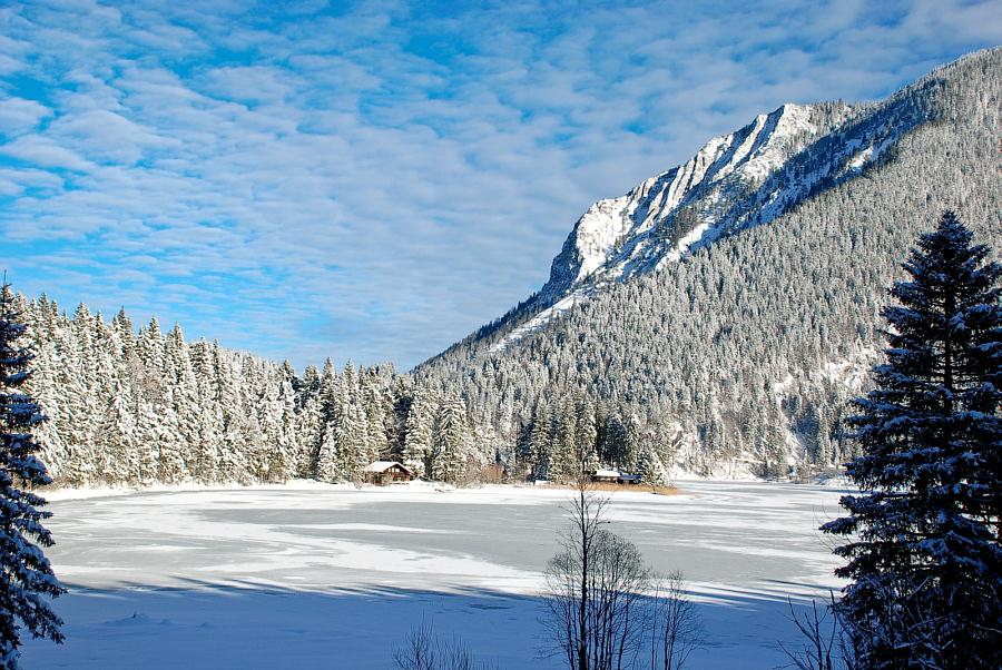 Idyllische Winterlandschaft in Schliersee-Neuhaus, perfekt für einen ruhigen Urlaub im Ferienhaus Alpenflair.