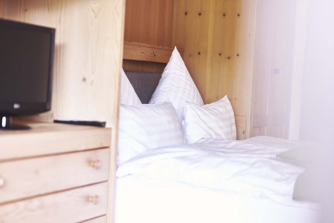 Gemütliches Schlafzimmer in Bad Wiesseer Ferienwohnung am Tegernsee – perfekt für Erholung und Arbeiten.