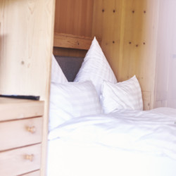 Gemütliches Schlafzimmer in Bad Wiesseer Ferienwohnung am Tegernsee – perfekt für Erholung und Arbeiten.