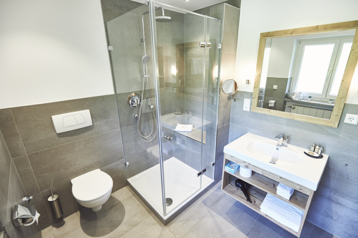 Modernes Badezimmer mit Dusche und hellen Akzenten – ideal für entspannten Urlaub in Bad Wiessee.