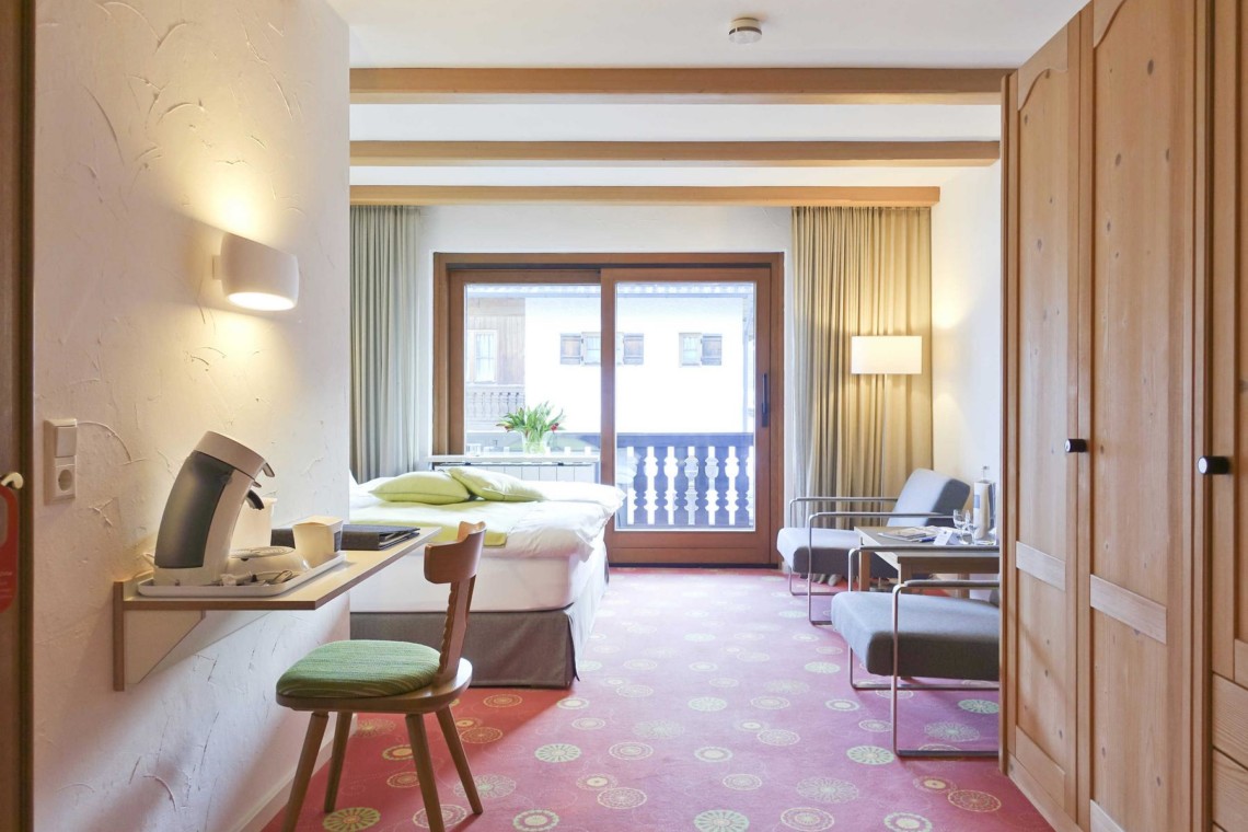 Gemütliche Suite-artige Ferienwohnung in Bad Wiessee, helle Einrichtung, Balkonblick, ideal für Erholung am Tegernsee.