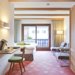 Gemütliche Suite-artige Ferienwohnung in Bad Wiessee, helle Einrichtung, Balkonblick, ideal für Erholung am Tegernsee.
