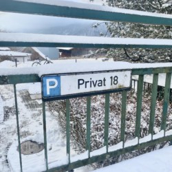 Privater Parkplatz im Winter in Schliersee mit verträumtem Schneeblick. Ideal für Urlaubsgefühl.
