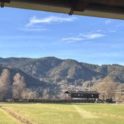 Idyllischer Schliersee-Blick, Berge & Natur, ideal für Urlaub in Bayern.