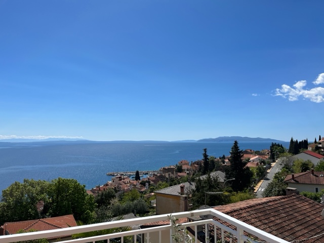 Meerblick-Apartment in Opatija mit Terrasse und klarem Himmel – ideal für den Urlaub in Kroatien.
