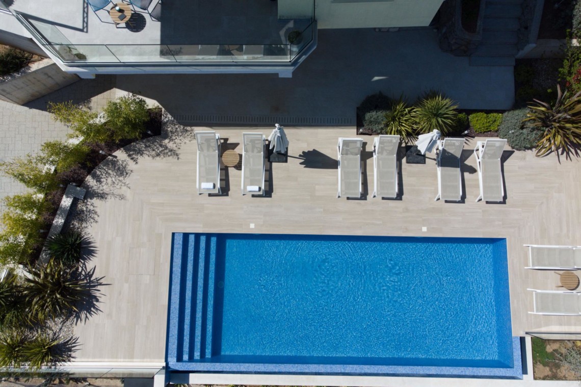 Moderne Villa Titania in Opatija mit Pool, Terrasse und Liegestühlen für einen luxuriösen Urlaub.
