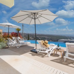 Luxuriöses Pooldeck mit Meerblick in der Villa Titania, Opatija – ideal für den perfekten Urlaub.