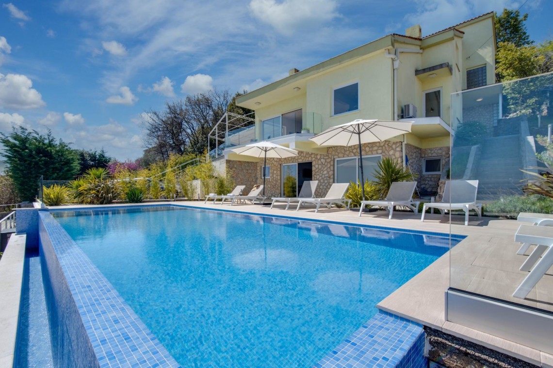 Luxuriöse Villa Titania in Opatija mit Pool, Terrasse & Sonnenliegen. Perfekt für einen erholsamen Urlaub.