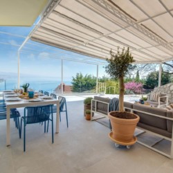 Gemütliche Terrasse mit Meerblick in Villa Titania, Opatija - perfekt für entspannte Urlaubstage.