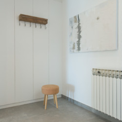 Minimalistische Ecke in Villa Titania, Opatija: weißer Schrank, Kunstwerk, Hocker. Ideal für Ruhe & Stil.