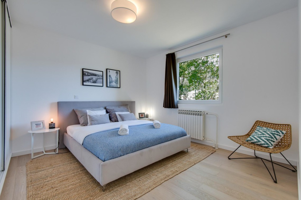 Gemütliches Schlafzimmer der Villa Titania in Opatija, hell und modern eingerichtet, für einen entspannenden Urlaub.