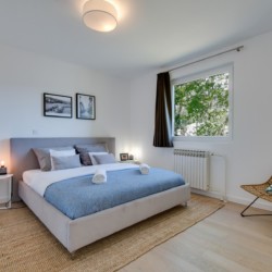 Gemütliches Schlafzimmer der Villa Titania in Opatija, hell und modern eingerichtet, für einen entspannenden Urlaub.