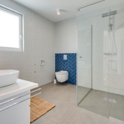 Modernes Bad in Villa Titania Opatija: Dusche, Waschbecken, WC - ideal für Ihren Urlaub! Buchen Sie auf stayfritz.com.