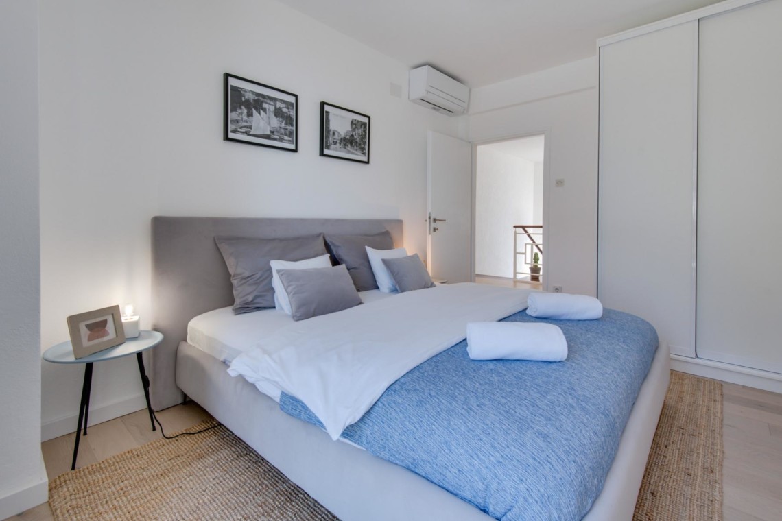 Moderne Villa Titania Ferienwohnung in Opatija mit stilvollem Schlafzimmer, Klimaanlage und komfortablem Design.
