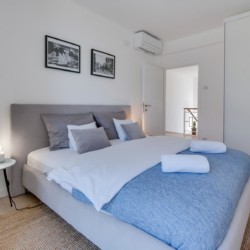 Moderne Villa Titania Ferienwohnung in Opatija mit stilvollem Schlafzimmer, Klimaanlage und komfortablem Design.