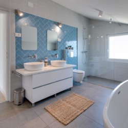 Elegantes Bad in Villa Titania, Opatija: modernes Design, hell, Badewanne. Ideal für Ihren Urlaub. #FerienwohnungOpatija #UrlaubKroatien